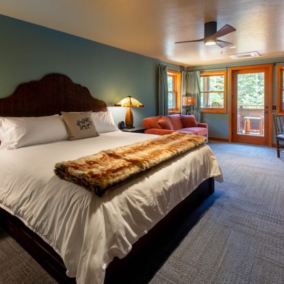 Mount Lemmon Lodge_Corner Room-King_Bed_Spatial View_01